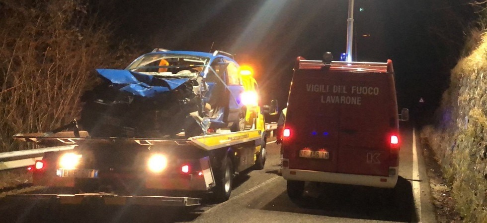 Esce di strada con l’auto e si schianta, per estrarre il ferito servono le pinze idrauliche dei vigili del fuoco